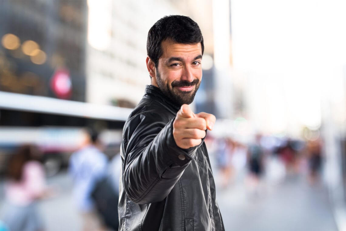 Os Medos e Desafios para Conquistar o Sucesso no Futuro 1 man with leather jacket pointing front