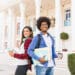 Dicas para pesquisar bem sobre faculdades e cursos 4 diversos jovem estudante masculino e feminino segurando livros e taca de cafe para viagem em pe na frente predio